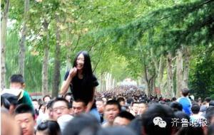 男人骑女人脖子视频,男子骑女子脖子惊险画面引热议